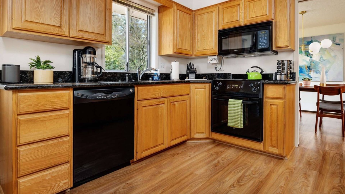 Harlow House | Heart of the Pacific Northwest, Pet Friendly, Short Walk to Autzen, Outdoor Patio & Ping Pong Table