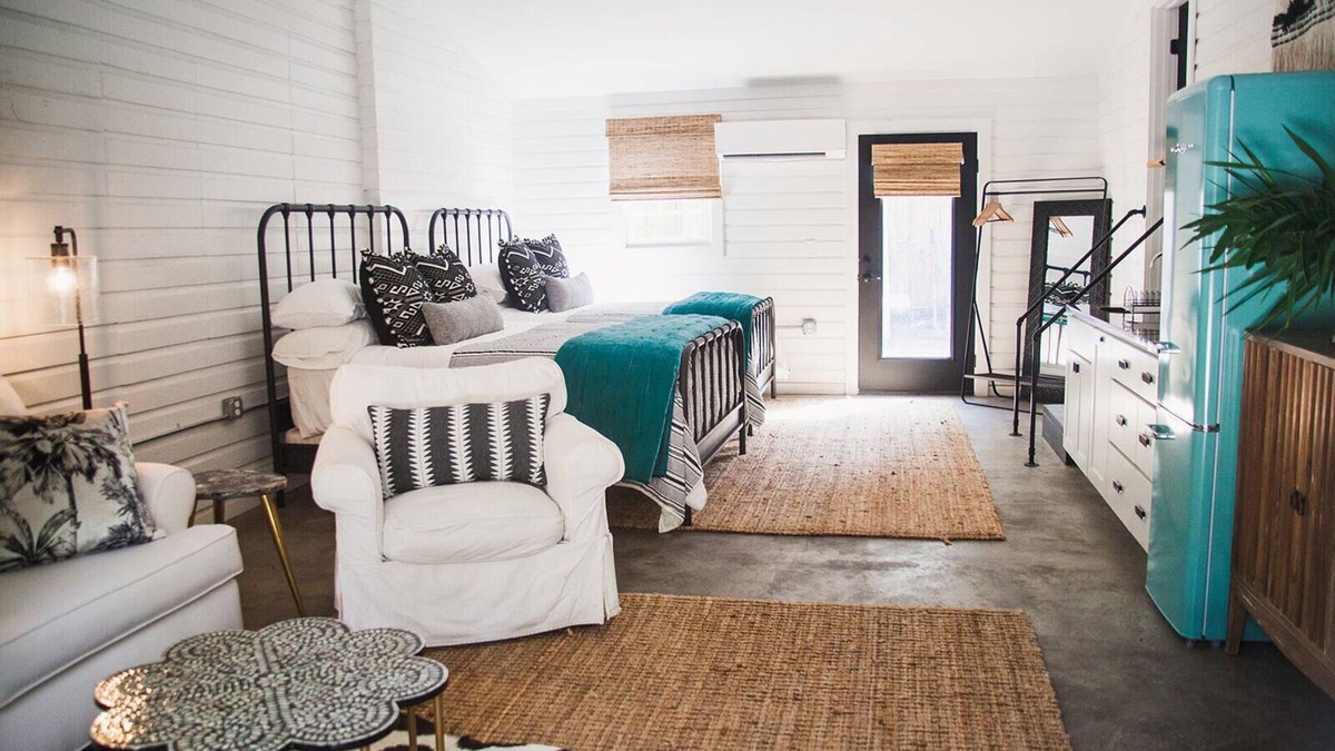 Saint Simons Island Cottage | Heart of the SSI studio cottage, fresh design, WALK to shops/dinner/lighthouse
