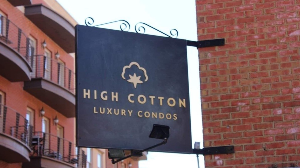 Oxford Condo | Heart of the Square-Walk to Grove!