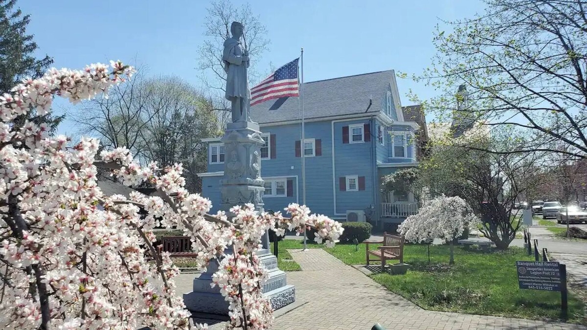 Saugerties House | Heart of the Village Victorian Saugerties NY