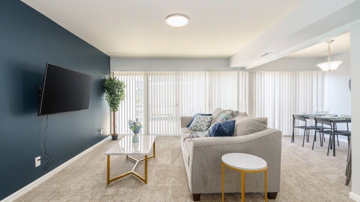Towson Apartment | Heart of Towson -Pool-King-Parking-Netflix-GYM