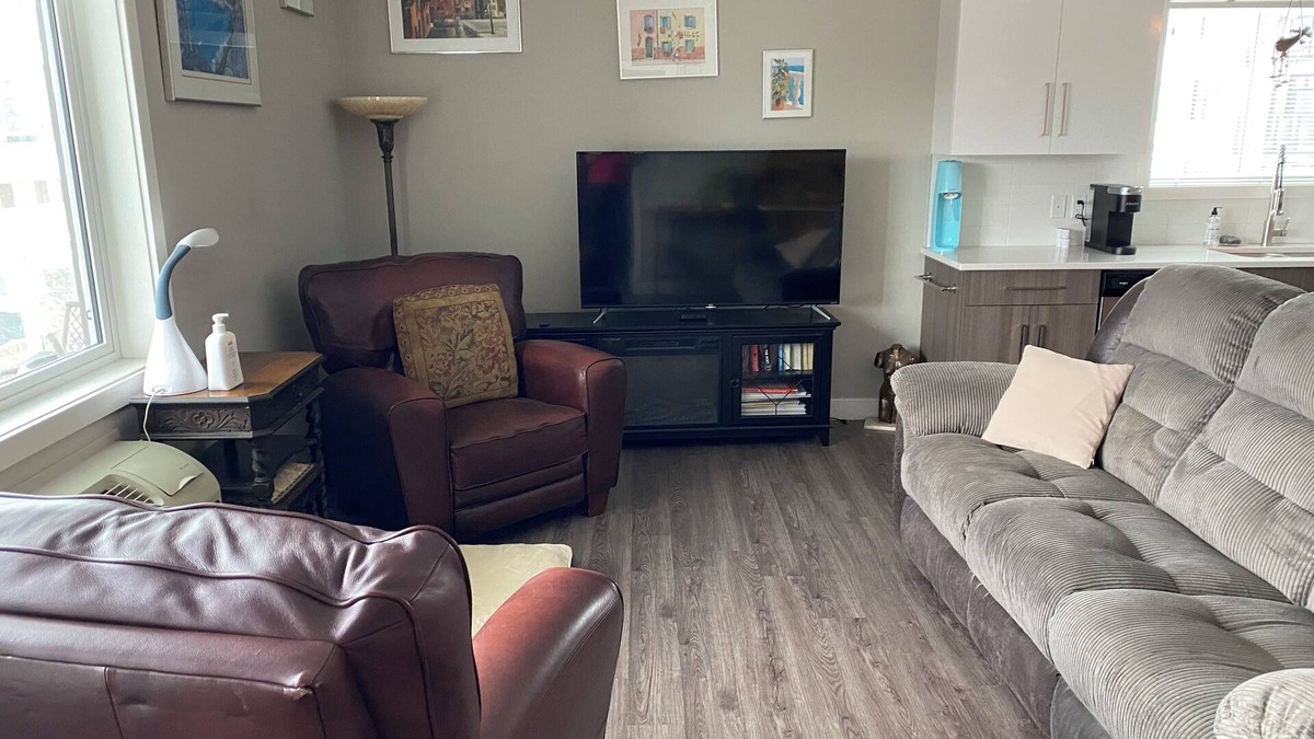 Vernon Apartment | Heart of Vernon. One Bedroom Apartment, double bed. Pet Friendly