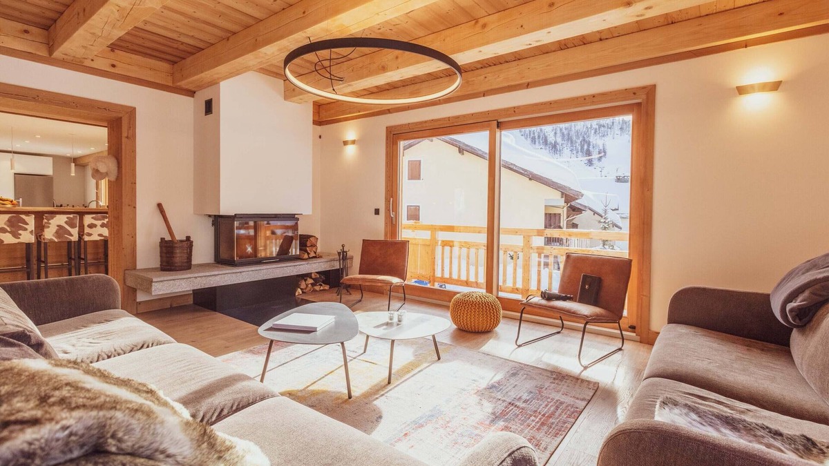 Montgenevre Ski Chalet | Heart of village 25 pers, feet of the tracks, sauna, jacuzzi, billiard, terrace