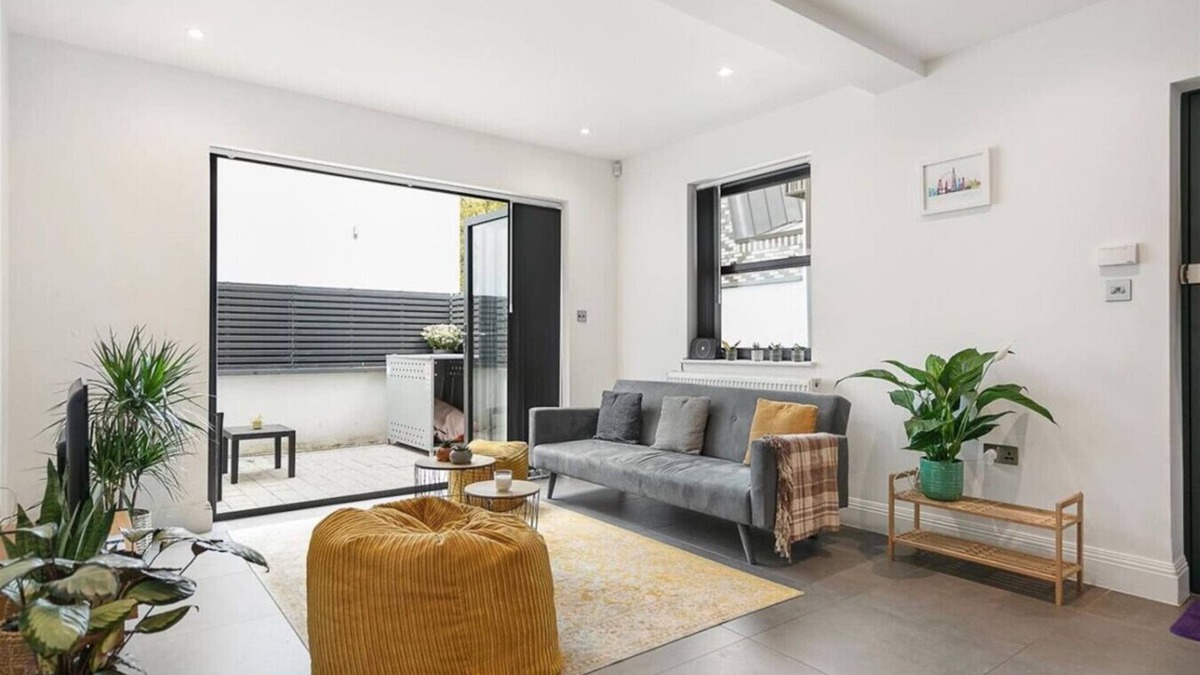 Southfields Apartment | Heart Warming 1 Bed Apt with Private Patio
