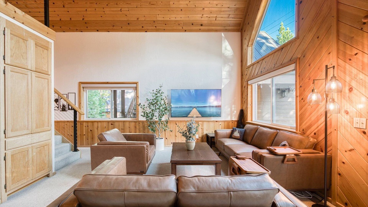 Truckee House | Hearthlight Cabin at Tahoe Donner by Tahoe Getaways - Pet-Friendly 3BR w/Guest Suite