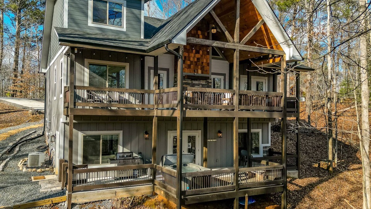 Eagle Mountain Cabin | Hearthside Hideaway- New Build, Hot Tub/Minimum Age Requirement of 25 yrs or ol