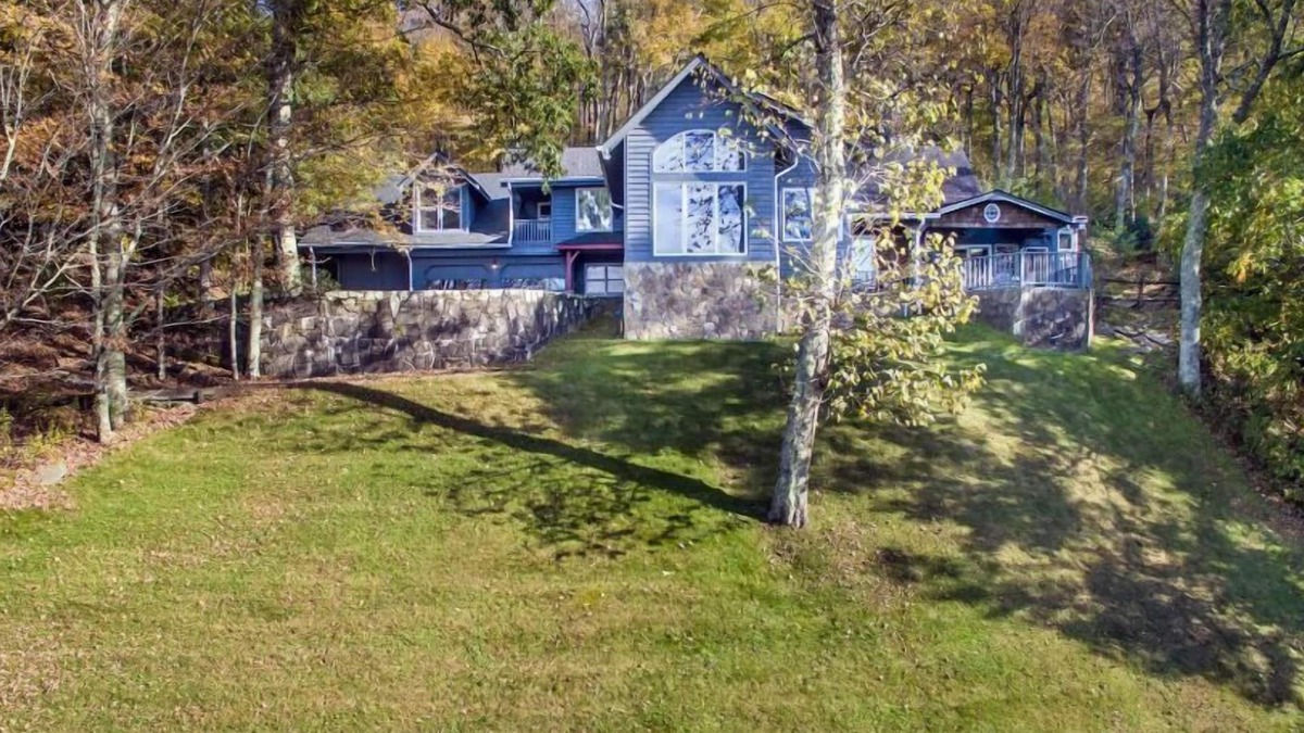 Blowing Rock House | Hearthstone- AppSki Mtn home with it all: hot tub, game room, fire pit, pets!
