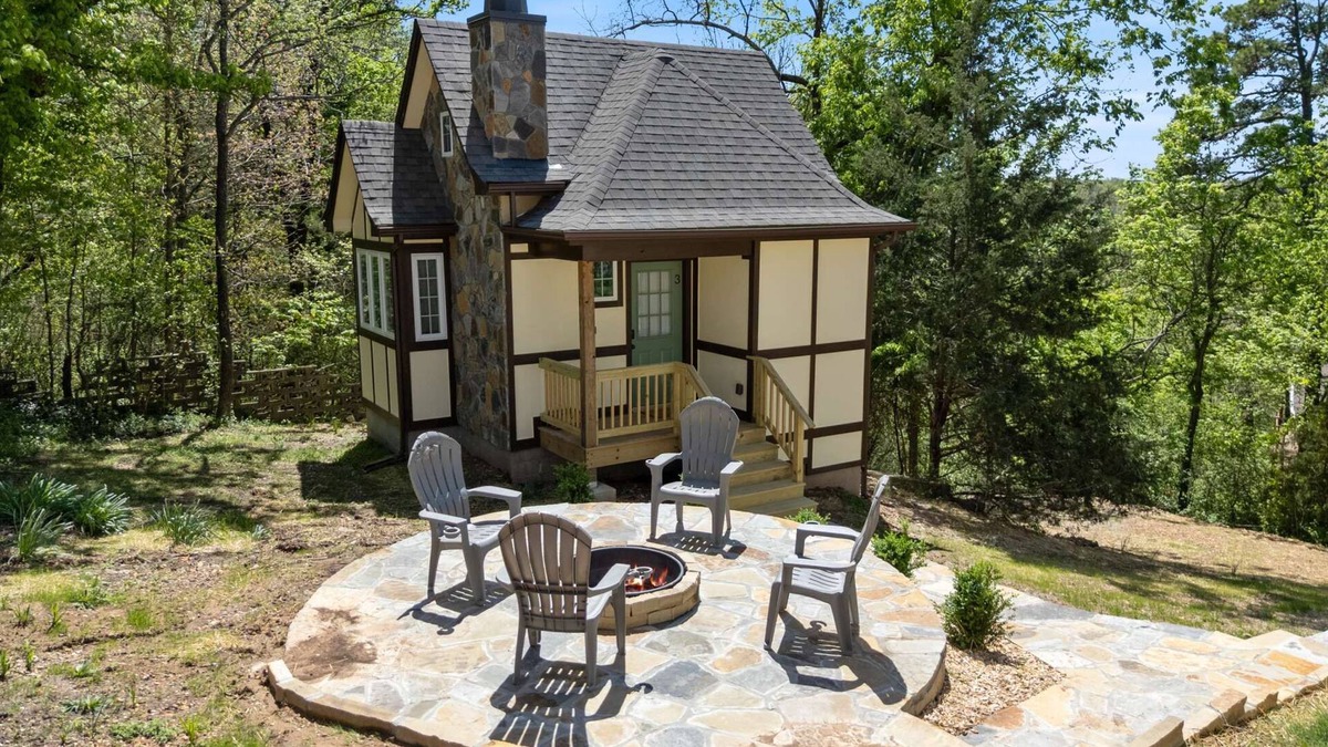 Eureka Springs Historic District Cottage | Hearthstone Hideaway at Tudor Suites