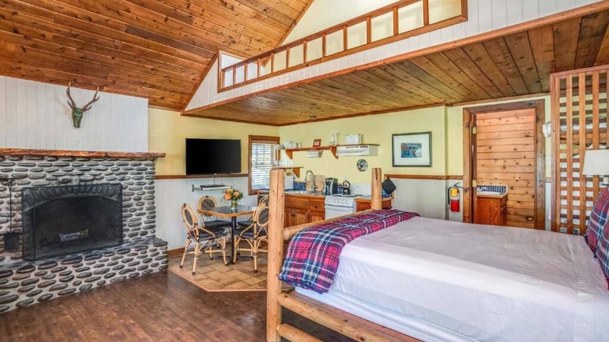 Downtown Cannon Beach Hotel | Hearthstone Inn - Lewis Queen Room at Cannon Beach Hotel Collection! Kitchen