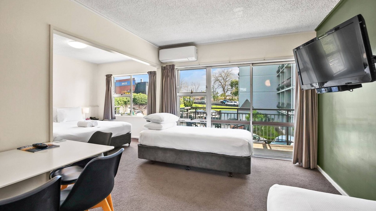 Hamilton North Hotel | Heartland Ambassador Hotel Hamilton