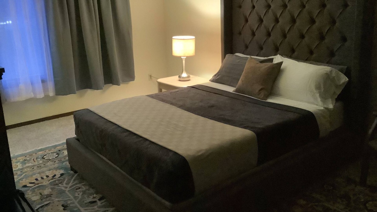 Glen Carbon Bed & Breakfast | HEARTLAND B & B/BUS/ RETREAT Rooms for Traveling Nurses, Couples, 5 star Meals