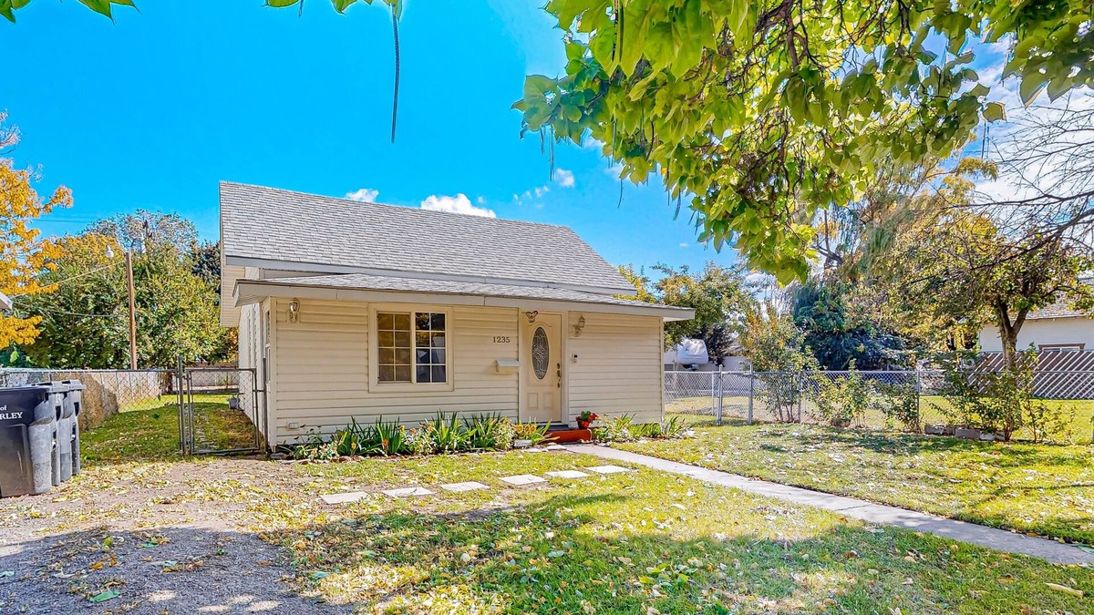 Burley House | Heartland historic home near local festivals with seasonal garden & mtn views