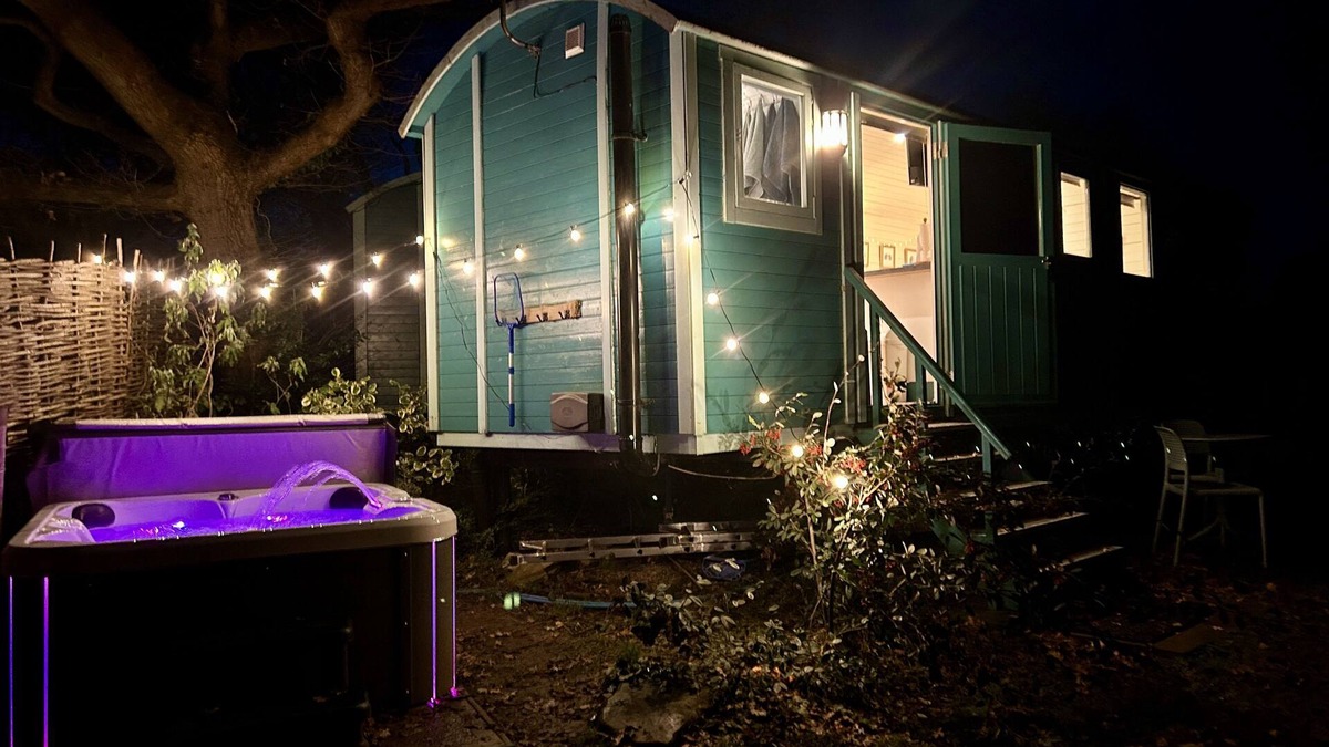 Cowbeech Cabin | Heartsease - luxury Shepherd's Hut, amazing views.