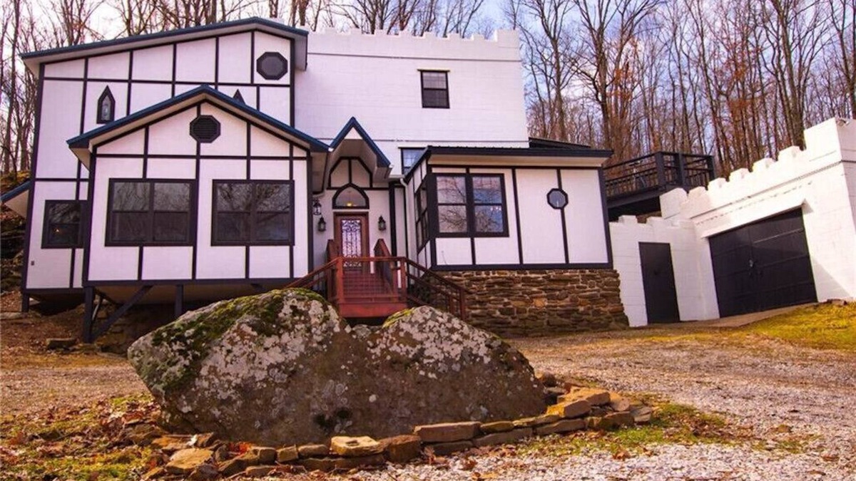 Winslow House | Heartstone Castle 4 bed 2 bath Nestled in Boston Mountains