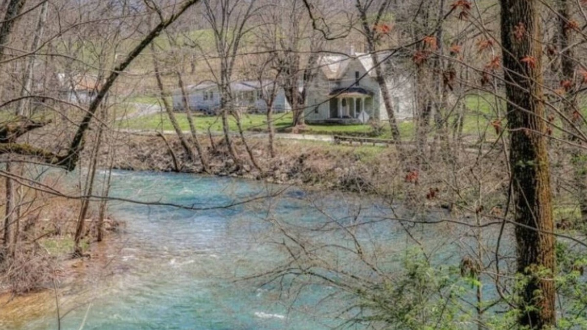 Abingdon House | Heartwood Farm Cottage on the Riverbend and the VA Creeper Trail