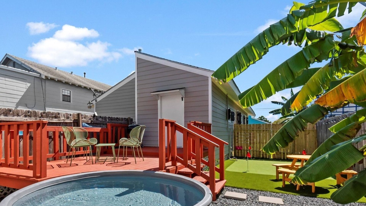 Galveston House | Heated & Chilled Pool | Mini Golf | Arcade Games