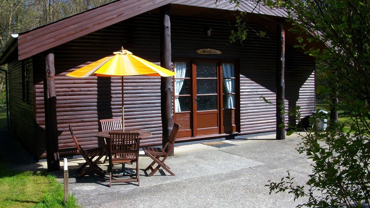 Ashford House | Heated Indoor Pool 2 bedroom lodge sleeps 4 set in 5acres of beautiful Woodland