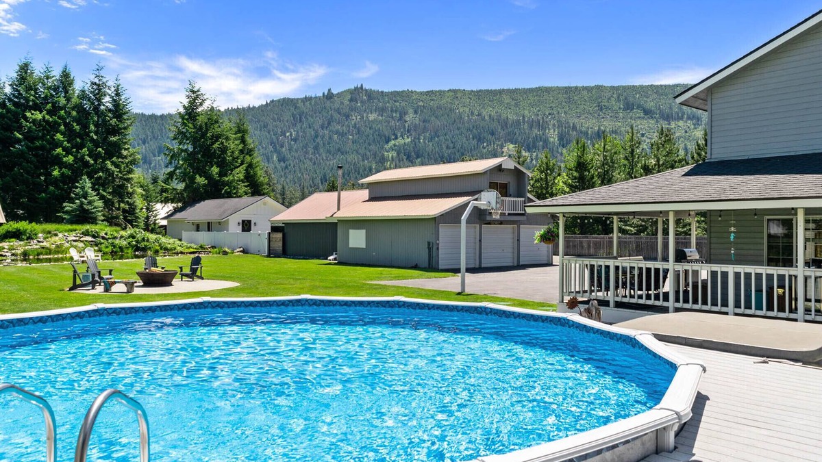 Leavenworth House | Heated pool,4 bedrooms,hot tub, Dogs ok, pond, 2mls to town