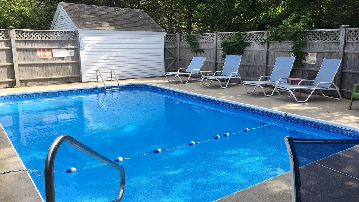 West Dennis House | Heated Pool, 5 bdrm, 3 sitting rooms, 2 porches, central air, ample parking