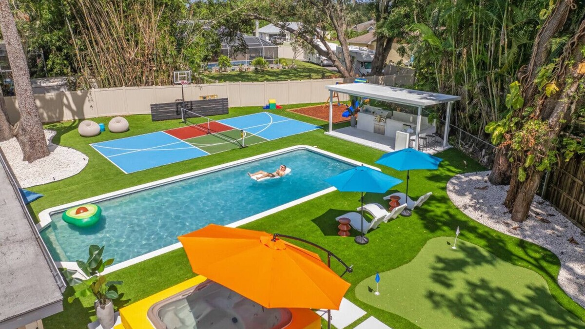 Bradenton Apartment | Heated Pool 9BR/Sleeps32 Pickle/Basketball Theater