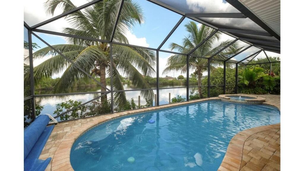 Jacarandas House | Heated Pool and Spa, Sleeps 6 - Villa Cayman