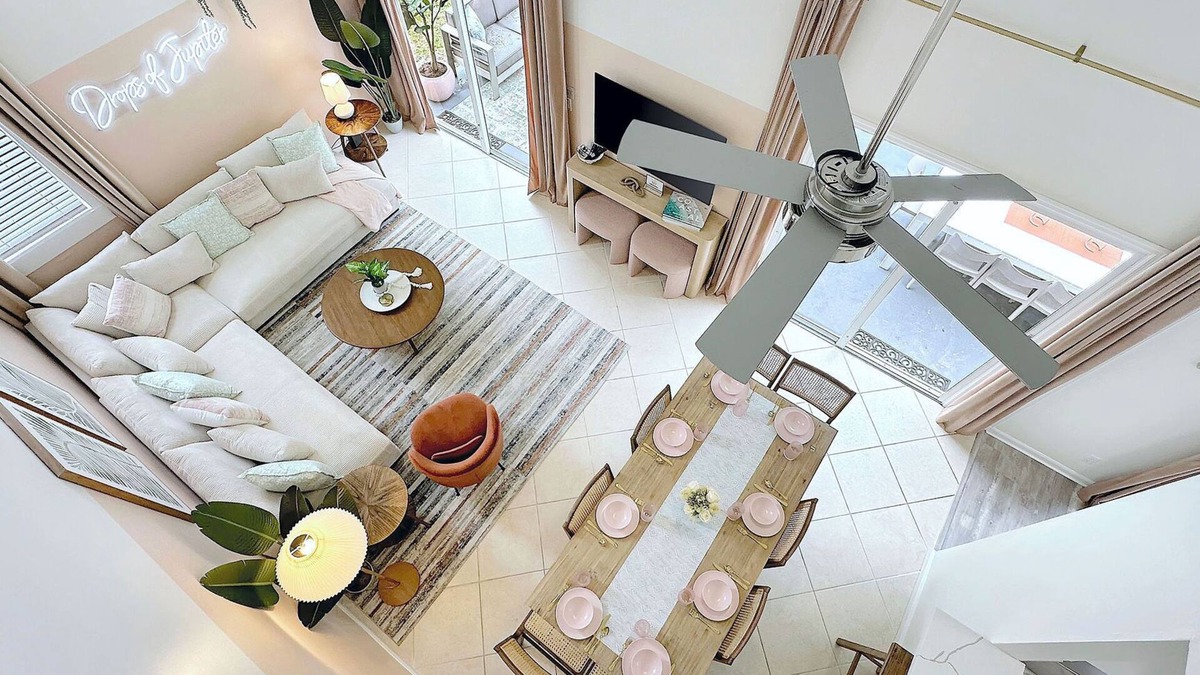 Jupiter House | Heated Pool BBQ Amazing Location Playroom Luxury
