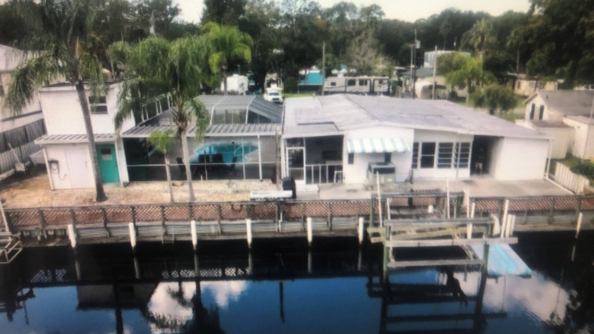 Weeki Wachee Gardens House | Heated Pool, canal front access to Weeki Wachee Springs