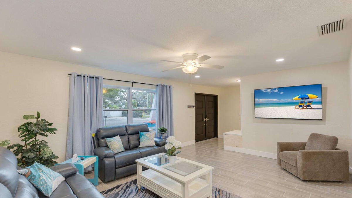 Walsingham House | Heated Pool Casa with Hot Tub Sleeps 12 10 min To Beach