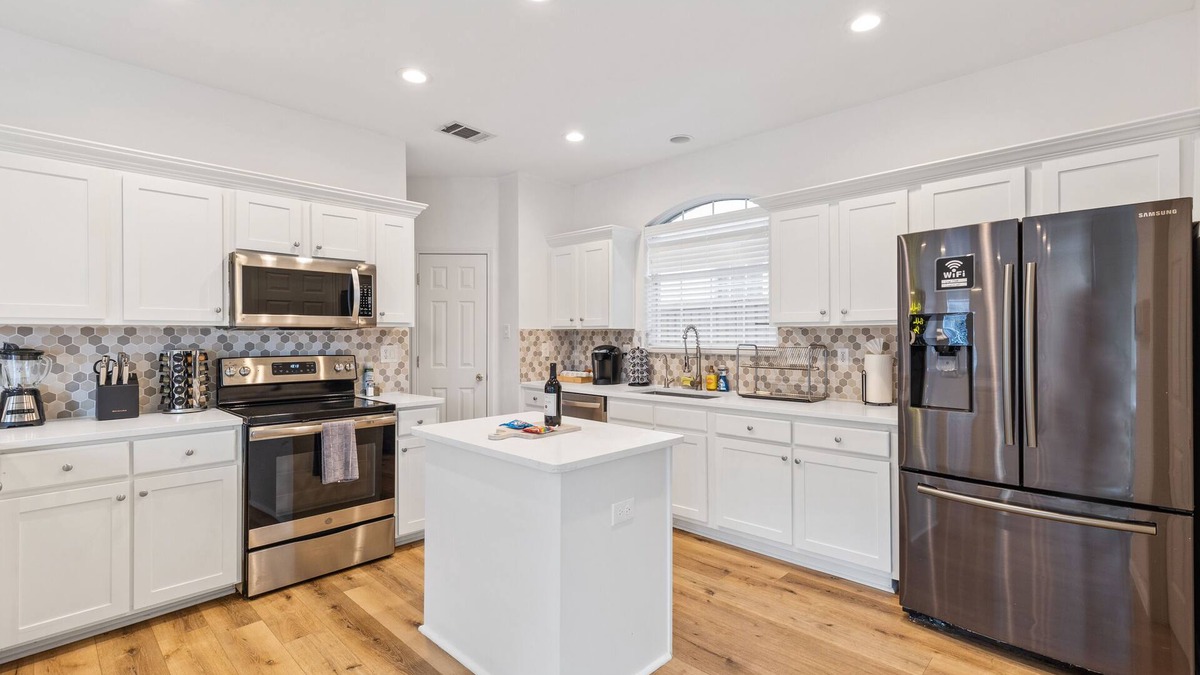 Allen House | Heated Pool, Epic Game Room and Massage Chair