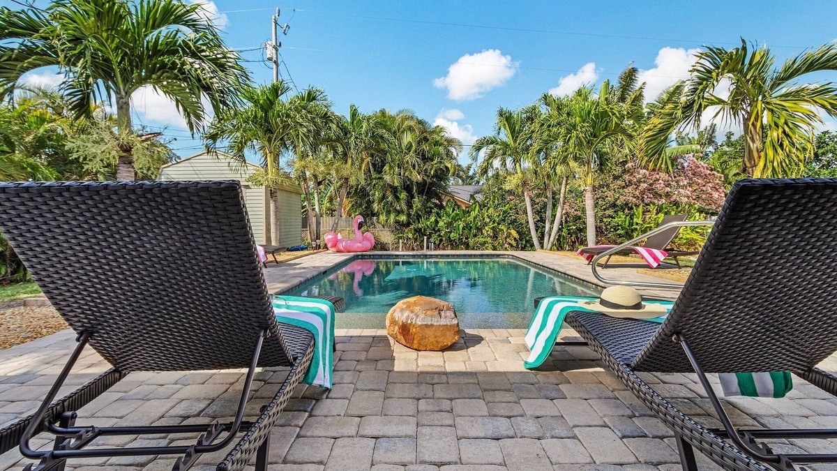 Trafalgar House | Heated Pool, Family Friendly, Outdoor Lounge - Shore Beats Working - Roelens