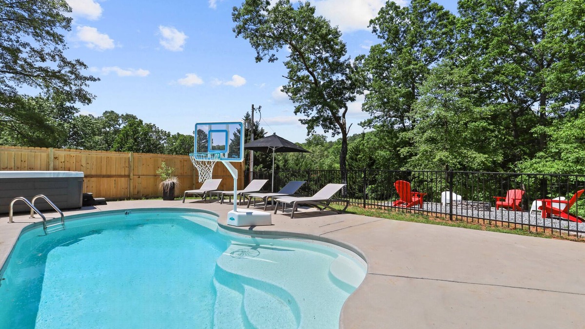 Mineral Bluff Cabin | Heated Pool, Hot Tub, King Bed Master