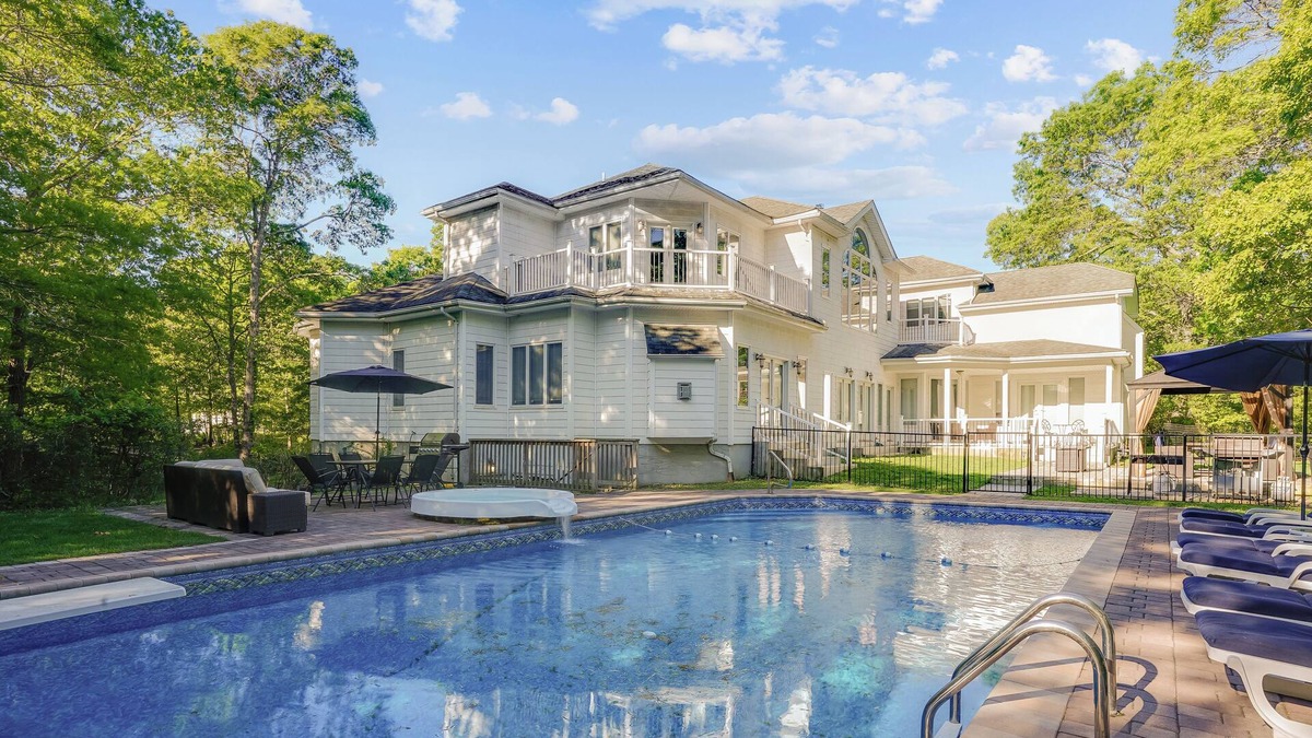Hampton Bays House | Heated Pool + Hot Tub - Luxe 7BR Villa