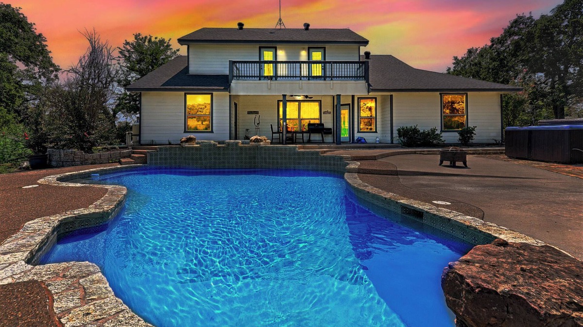 Azle House | Heated Pool, Hot tub, 17 beds, Pickleball, 2 Game Rooms, Arcades
