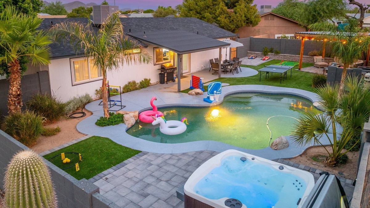 East Mesa House | Heated Pool~Hot Tub~Ping Pong~King Bed~Yard Games
