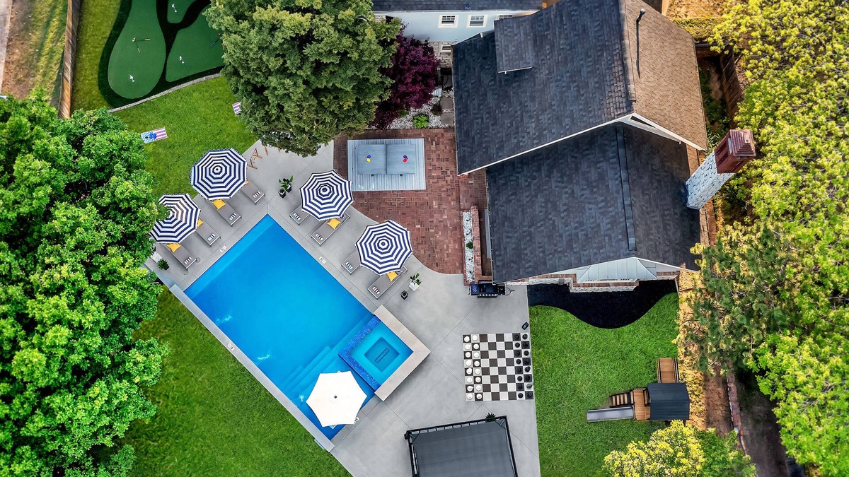 Tulsa House | Heated Pool ~ Hot tub ~ PuttPutt ~ Karaoke ~ Arcade + Games ~ Yoga Studio