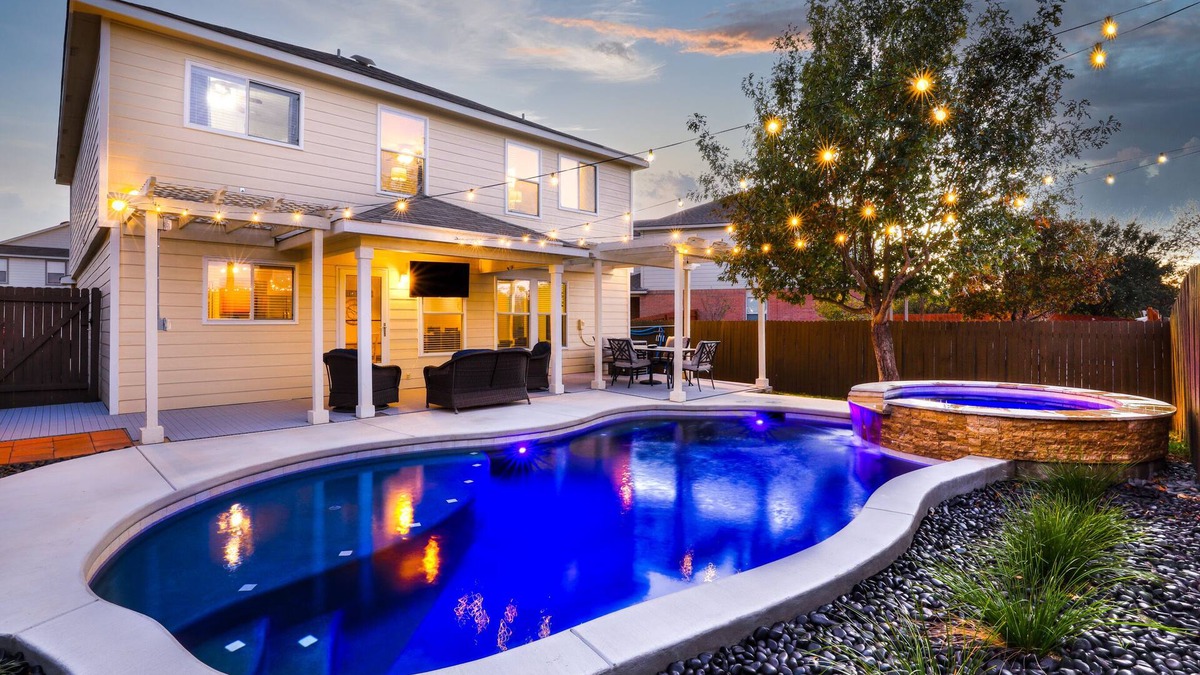 Wetmore House | Heated Pool~HotTub~HUGE Game Room~Splash Pad~4BR~Alamo City Oasis