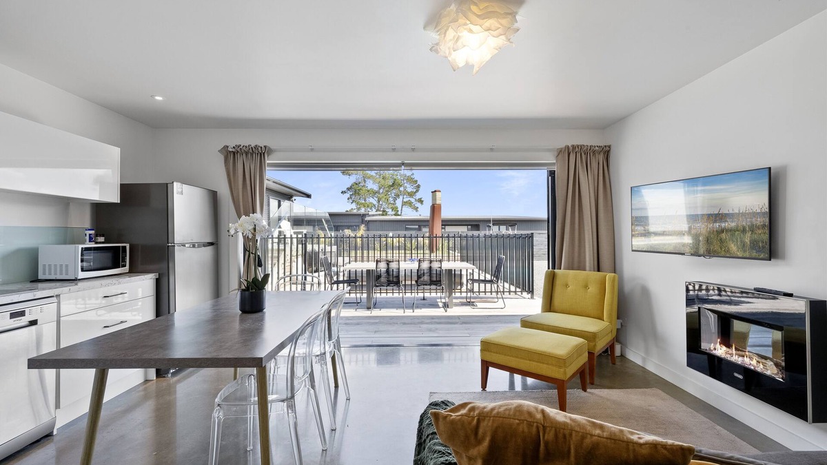 Mangawhai Heads Apartment | Heated Pool in the Heads Ultimate Holiday or Golfers Retreat with Air Con