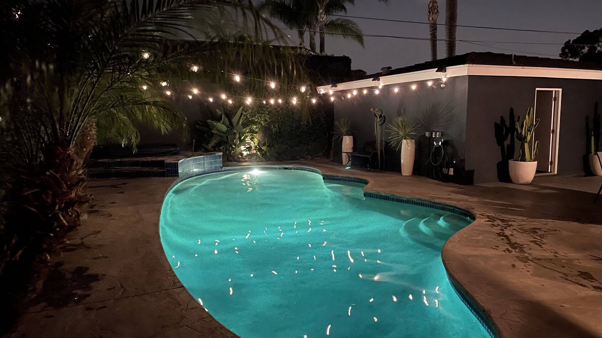Downtown House | HEATED POOL & JACUZZI, QUIET, AIRY SPA LIKE BACKYARD, NEAR NEWPORT BEACH