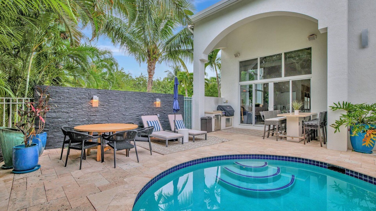 Lauderdale Beach Villa | Heated Pool ~ King Beds ~ Putting Green ~ Grill