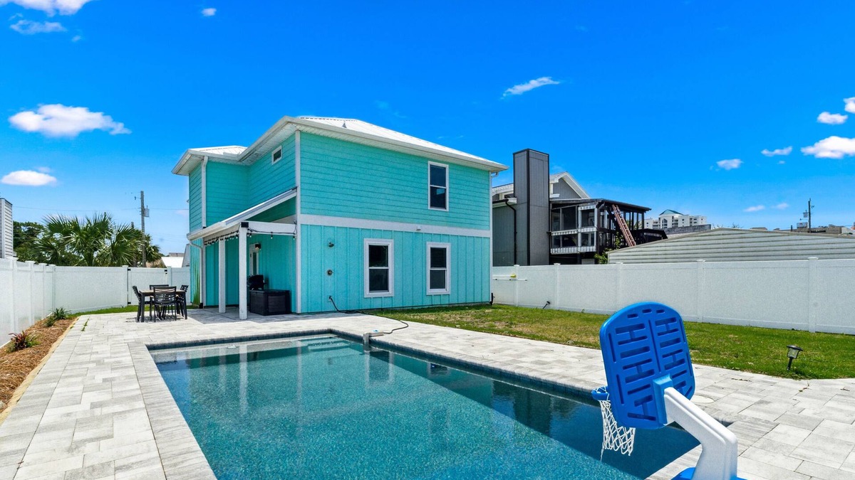 Holiday Beach House | Heated Pool & Pet Friendly | Minutes To Beach | Spacious Backyard | FLPCB38