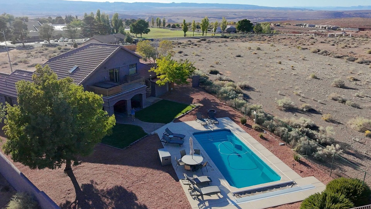 Page House | Heated Pool.Panoramic Views 4 Bed 2.5 Ba Central Location