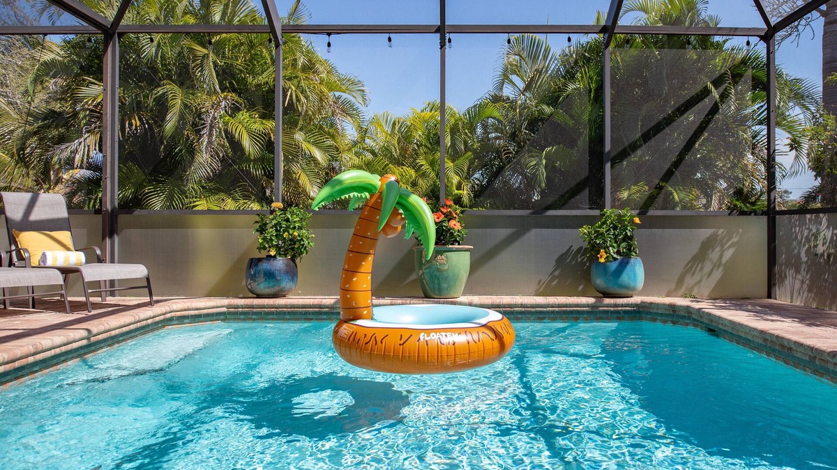 Pinehurst House | Heated Pool, Pool Table, 2 King Beds, Outdoor Oasis with TV, Fire Table/BBQ/WiFi