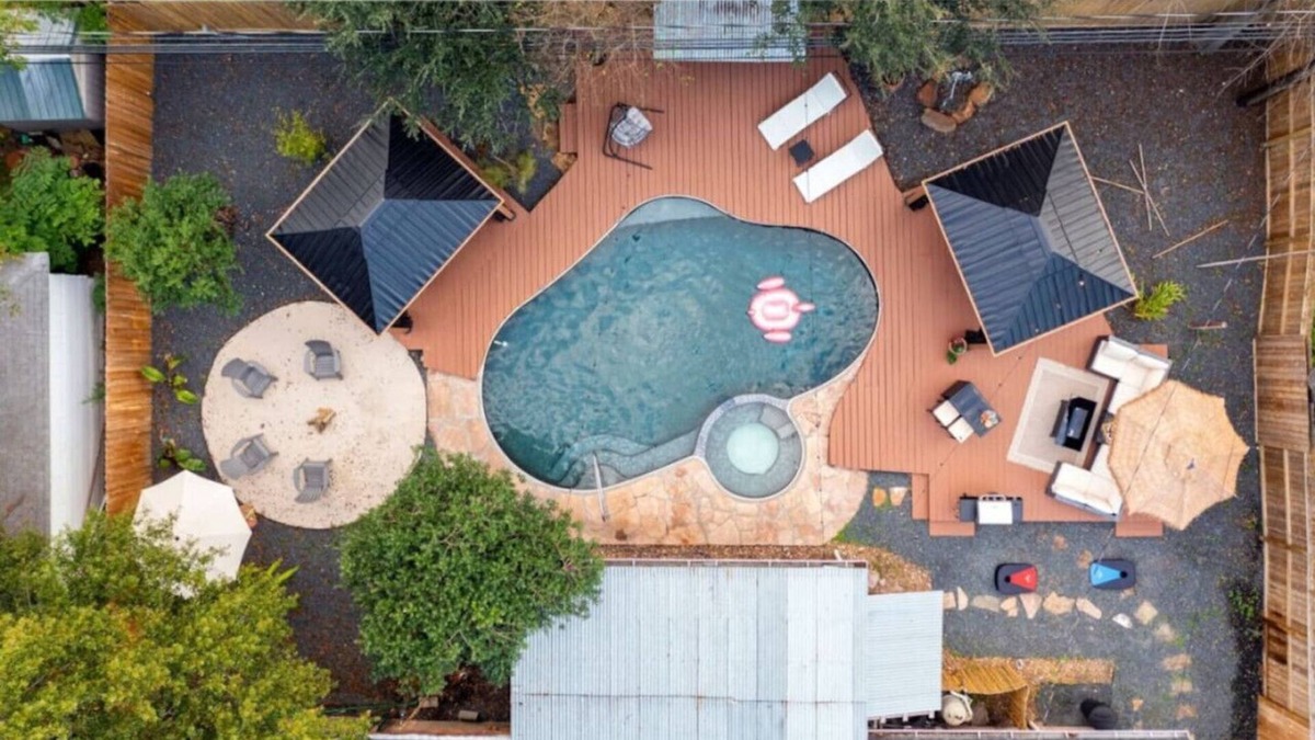 Westbury House | Heated Pool Retreat, OutdoorTV, BBQ & Cozy Gazebos