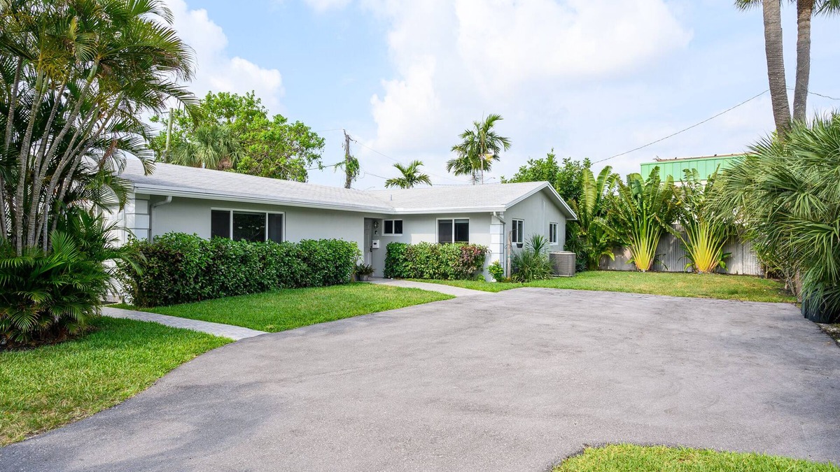 Lighthouse Point House | Heated Pool - Sleeps 12 - Close to Beach - King bed - Pet Friendly