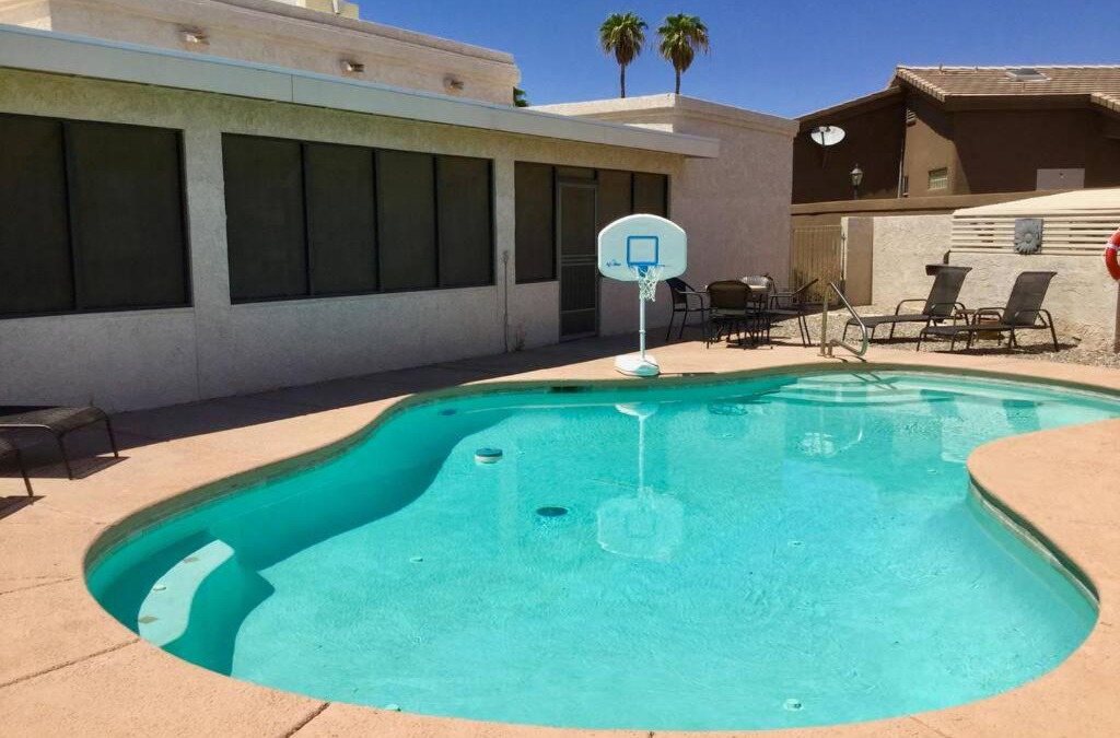 Lake Havasu City House | HEATED POOL. SPACIOUS WHOLE HOUSE. QUIET NEIGHBORHOOD. CLOSE TO LAKE & GOLF. AMPLE PARKING.
