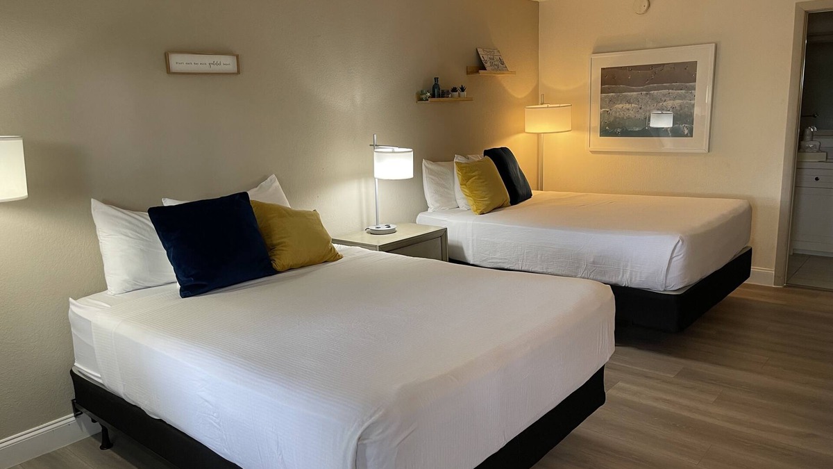 Whitfield Hotel | Heated Pool, Strong WI-FI, TV, Tiki Bar & Grill, Boat and Kayak Rentals
