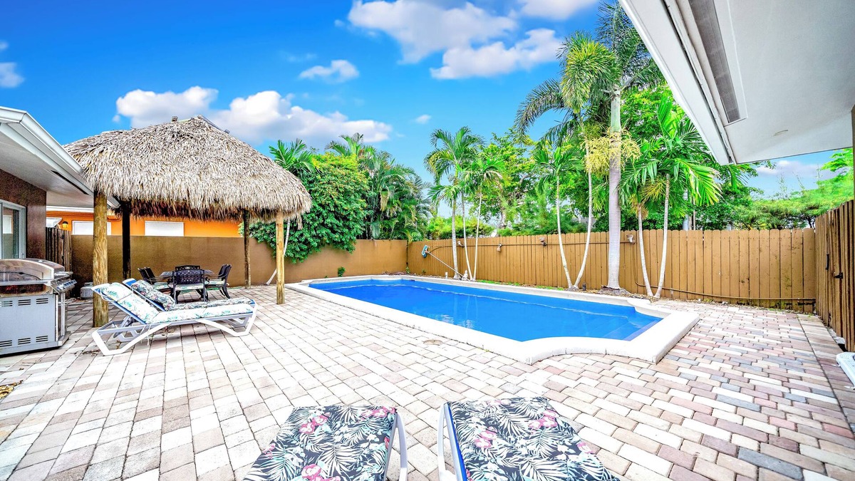 Oakland Park House | Heated Pool & Tiki Hut! Air Hockey+Close To Beach!