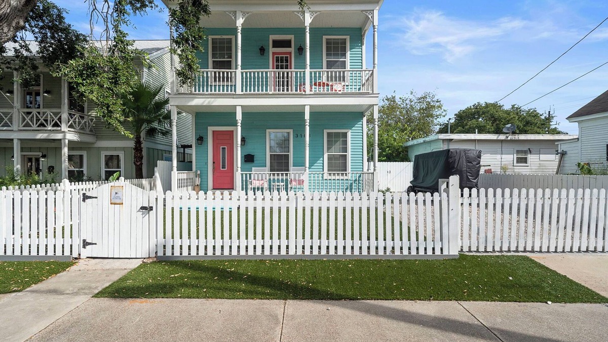 Galveston House | Heated Poolside Oasis, near Pleasure Pier - Golf cart included!