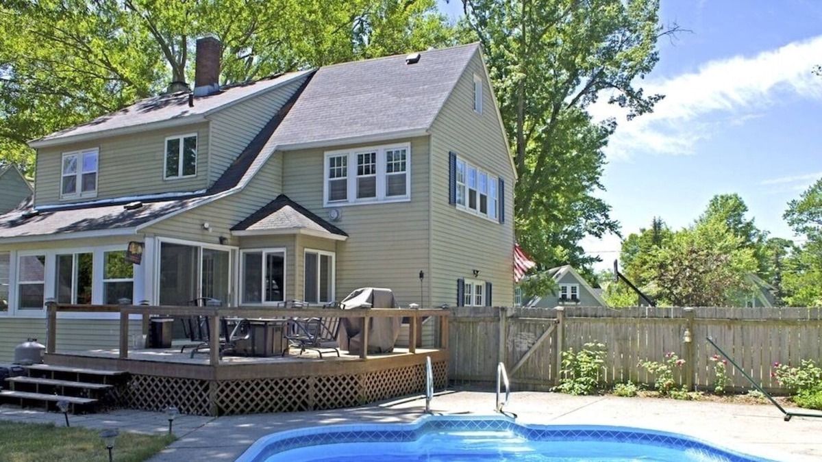 Macatawa House | HEATED PRIVATE POOL and HOT TUB near Lake Macatawa
