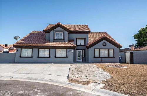Las Vegas House | Heated Salt Pool, BBQ, Movie Projector, Stereo, Billiards Table, Arcade Game, Darts - Stone Sanctuary NW at Childrens Memorial Park, Pool Heat Optional